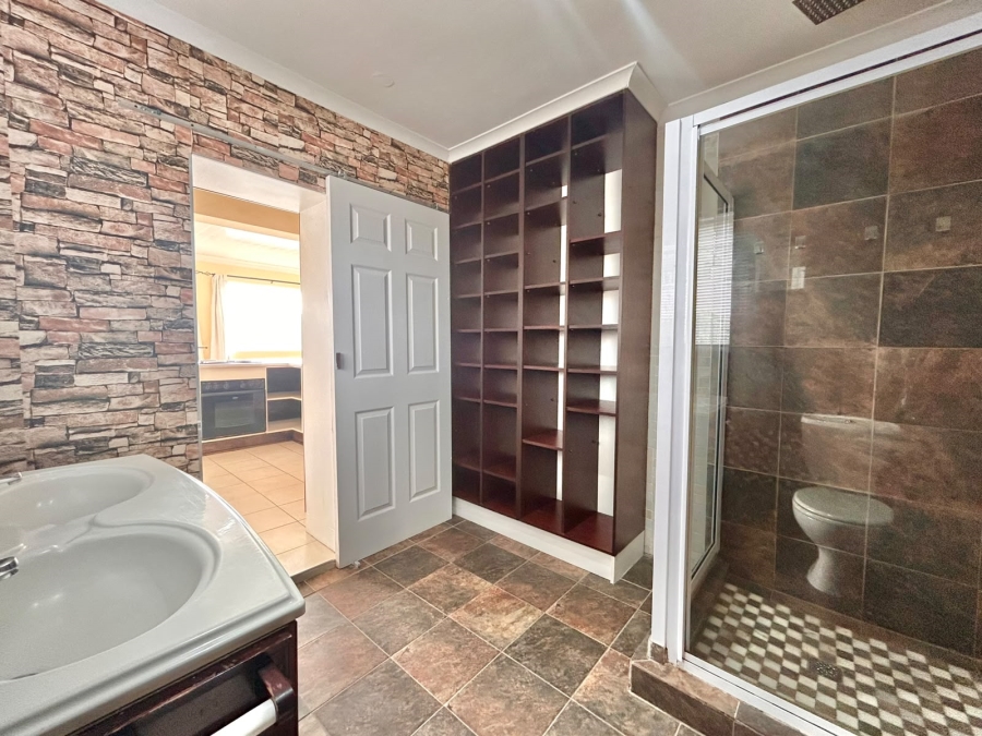 To Let 2 Bedroom Property for Rent in Zeekoevlei Western Cape